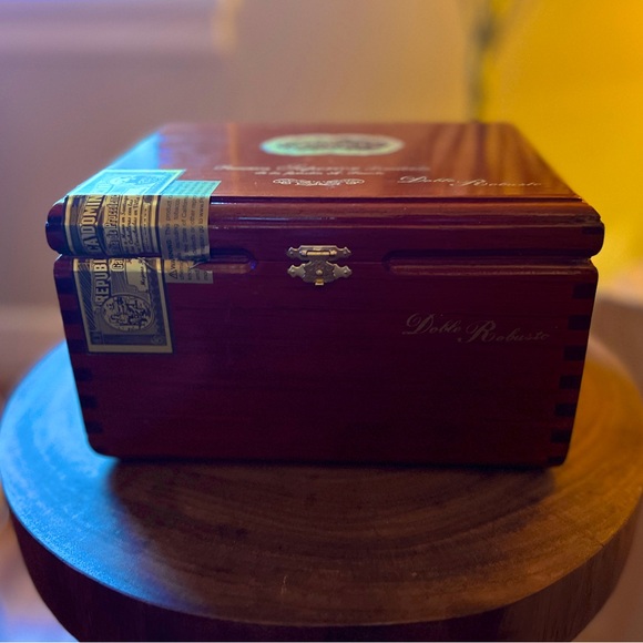Casa Fuente Cigar Box - Picture 1 of 3